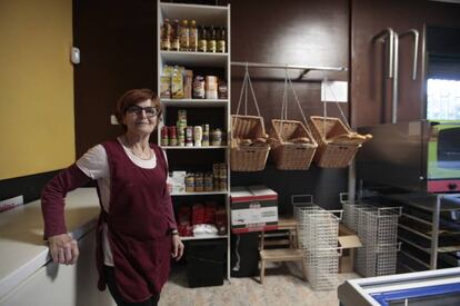 Ana Maria Molina en su bar, restaurante, tienda Sant Miquel, en Vespella de Gaià, Tarragona.