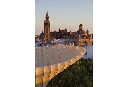 La gran mezquita de Sevilla se inauguró en el año 1182. Tras conquistar la ciudad en 1248, los cristianos utilizaron el templo con pequeños cambios durante 150 años. En 1401 se empieza a construir un nuevo templo, que no se terminaría hasta un siglo más tarde y daría lugar a la actual catedral de Sevilla. Todavía se conservan restos musulmanes como el patio de los Naranjos o la puerta del Perdón. El recinto es patrimonio mundial desde 1987. En la foto, el conjunto visto desde el Metropol parasol, la espectacular estructura de madera del arquitecto Jürgen Mayer popularmente conocida como 'las setas de la Encarnación' por encontrarse en esa plaza.