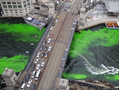 Vista del río Chicago teñido de verde para celebrar el Día de San Patricio.