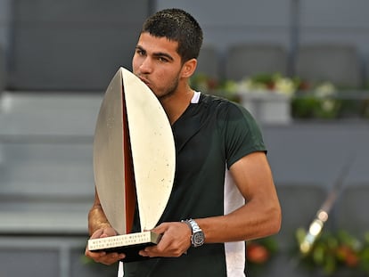 Carlos Alcaraz con el trofeo después de ganar el partido final individual masculino del torneo de tenis Mutua Madrid Open 2022 contra el alemán Alexander Zverev en la Caja Mágica de Madrid., a 8 de mayo de 2022, en Madrid (España)
TENIS;DEPORTE;FINAL
Francisco Guerra / Europa Press
08/05/2022