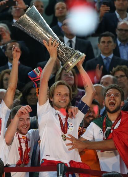 Como ocurrió con el danés, Ivan Rakitic es contratado libre y se lo quitan de las manos al Milan. Juega dos temporadas con el Sevilla (de 2006 a 2008) y gana una Copa de la UEFA, una Copa del Rey, Una Supercopa de Europa y otra de España. En 2008 es traspasado a la Juventus por 10 millones de euros.