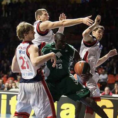 Splitter, Teletovic y Vidal marcan al senegalés Ndong.