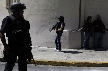 Policías de Monterrey, en la escena de un crimen el pasado 1 de octubre.
