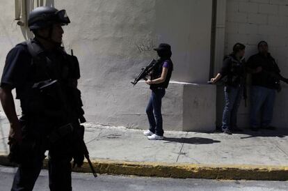 Polic&iacute;as de Monterrey, en la escena de un crimen el pasado 1 de octubre.