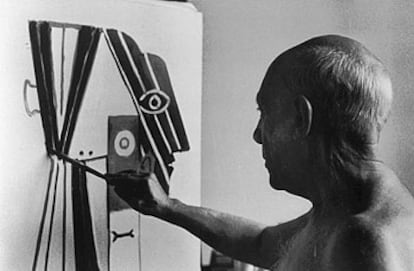 Picasso, en su casa de Cannes, en 1957, fotografiado mientras trabajaba en un retrato de su esposa Jacqueline.