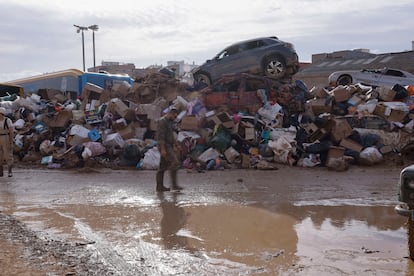 Enseres y coches apilados en una calle de Catarroja afectada por la dana, este viernes.