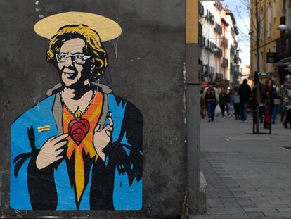 El artista urbanoTVboy inmortaliza a la alcaldesa Manuela Carmena.