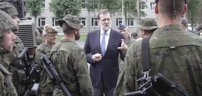 El presidente del Gobierno español, Mariano Rajoy, conversa con varios militares españoles en Letonia.