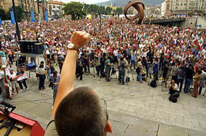 Permach, de espaldas y con el puño en alto, ayer, al final de la manifestación de Batasuna.