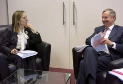 La ministra de Fomento, Ana Pastor, y el vicepresidente de la CE y responsable de Transportes, Siim Kallas, durante la reunión que han mantenido hoy en Bruselas, donde la ministra española ha celebrado un encuentro con los medios sobre las infraestructuras europeas, partiendo del ejemplo español.