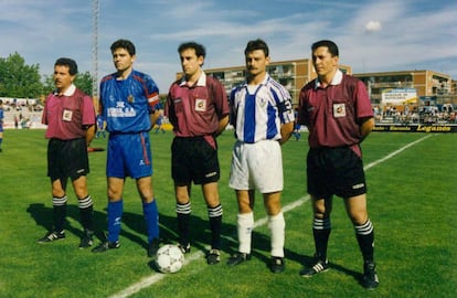 Angelín, capitán del Getafe, y Dorado, del Leganés, flanquean al árbitro Iturralde, en un derbi de 1995.