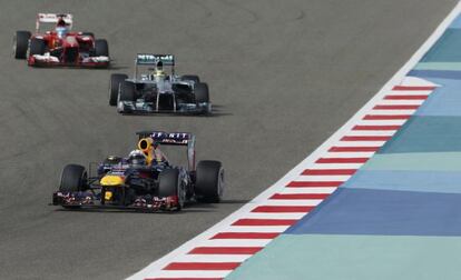 Fernando Alonso (top) brings up the rear behind Rosber (c) and Vettel.