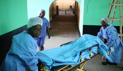 Unas enfermeras asisten a una paciente en el hospital Redeption, de Monrovia, Liberia, el 2 de marzo de 2015.  