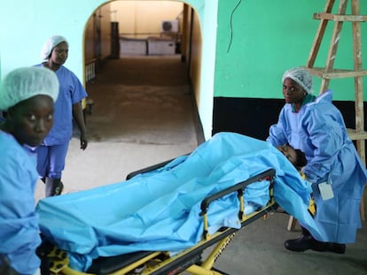 Unas enfermeras asisten a una paciente en el hospital Redeption, de Monrovia, Liberia, el 2 de marzo de 2015.  