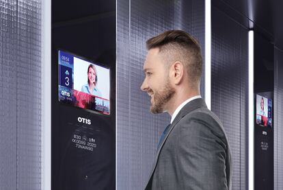 La cabina de un elevador se transforma en un espacio abierto y digitalizado.