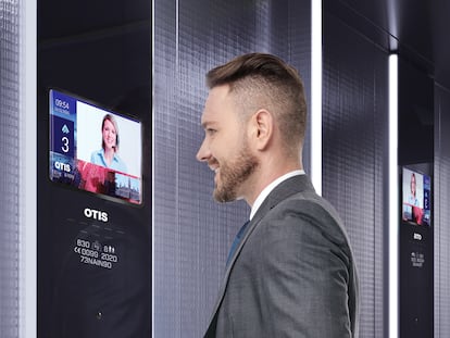 La cabina de un elevador se transforma en un espacio abierto y digitalizado.