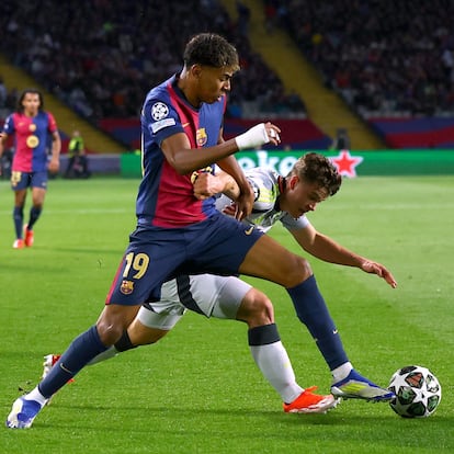 Soccer Football - Champions League - Round of 16 - Second Leg - FC Barcelona v Benfica - Estadi Olimpic Lluis Companys, Barcelona, Spain - March 11, 2025 FC Barcelona's Lamine Yamal in action with Benfica's Samuel Dahl REUTERS/Albert Gea