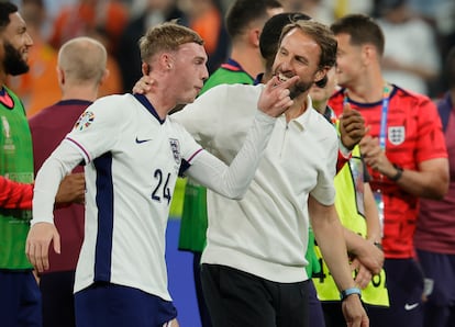 El seleccionador de Inglaterra, Gareth Southgate, abraza al jugador Cole Palmer tras ganar el partido de fútbol de semifinales de la Eurocopa 2024 entre Holanda e Inglaterra.
