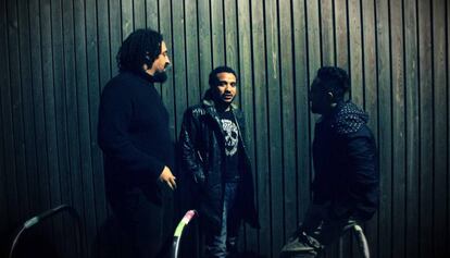 Los tres componentes de la banda Islam Chipsy &amp; EEK. Desde la izquierda, Khaled Mando, el teclista Islam Chipsy y Mahmoud Refat.