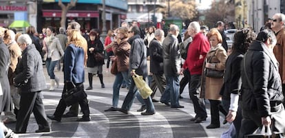 Decenas de personas pasean por el centro comercial de Valencia.