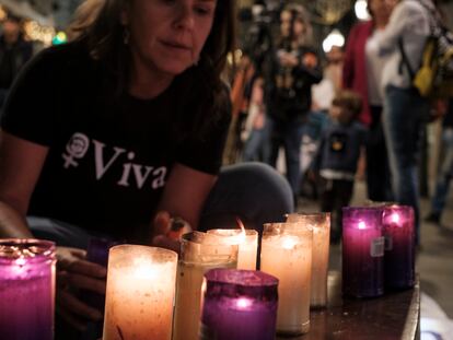 Un momento de la concentración celebrada el pasado lunes en Las Palmas de Gran Canaria para condenar el asesinato machista de una mujer en Adeje (Tenerife), cometido el día anterior.