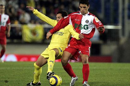 Gavilán se lleva el balón ante Cazorla.