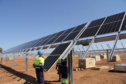 Construcción del parque fotovoltaico. Incluso la Vía Verde de Val de Zafán llevará un kit  fotovoltaico sobre el Puente de la Torica, para una iluminación eficiente en el Túnel de La Mina.