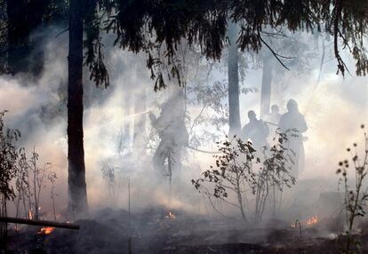 Bomberos y voluntarios rusos tratan de extinguir el incendio de un bosque cercano a una de las carreteras que conducen a Balashikha, a 15 kms al este de Moscú, (Rusia).