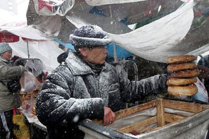 Un hombre distribuye pan entre los comerciantes de un mercado de Bishkek.