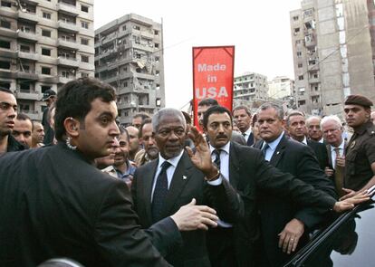  El secretario general de Naciones Unidas, Kofi Annan (c), rodeado de guardaespaldas y agentes de seguridad, durante su visita a un barrio de Beirut (Líbano), en 2006.