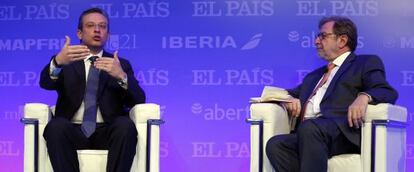 El gobernador de Puerto Rico, Alejandro García Padilla (izquierda), durante su diálogo con Juan Luis Cebrián, presidente de EL PAÍS y presidente de Grupo PRISA.