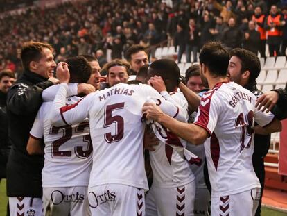 Futbolistas del Albacete celebran un gol en el Carlos Belmonte.