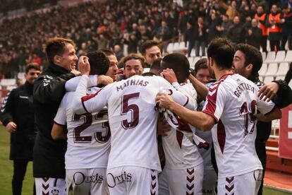 Futbolistas del Albacete celebran un gol en el Carlos Belmonte.