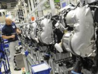 Un empleado de Volkswagen trabaja en una cadena de montaje de motores diésel MDB en la planta que la fabricante de coches tiene en Salzgitter (Alemania). EFE/Archivo