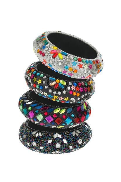 Bangles de plástico duro con lentejuelas, falsos cristales y purpurina. En TopShop. Precio: 30 euros.