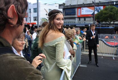 Los propios aficionados acudieron disfrazados a la presentación de la película, como esta mujer vestida como una elfa del bosque de Lothlórien.