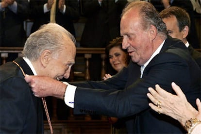 El escritor mexicano Sergio Pitol recibe el premio Cervantes de manos del Rey Don Juan Carlos.