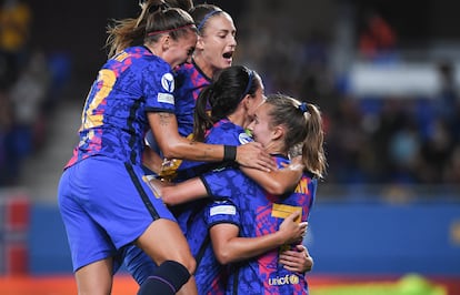 Barcelona celebran uno de los goles frente al Arsenal en el Johan Cruyff.