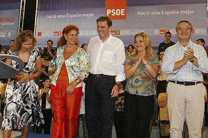 Pla abraza a la  candidata a la alcaldía de  Valencia, Carmen Alborch, en presencia de José Blanco.