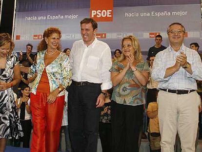Pla abraza a la candidata a la alcaldía de Valencia, Carmen Alborch, en presencia de José Blanco.