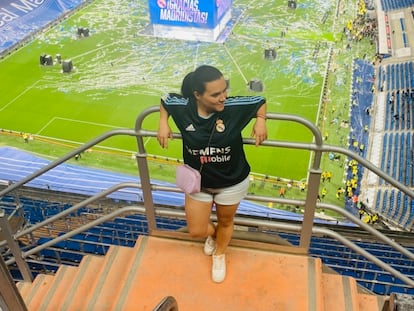 Sara Vivas, aficionada del Real Madrid, en el estadio Santiago Bernabéu.