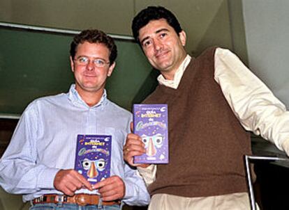 Juan Luis Cano utiliza el PC "como máquina de escribir" y navega "muy poco en casa". En la foto, junto a su compañero en Gomaespuma, Guillermo Fesser.