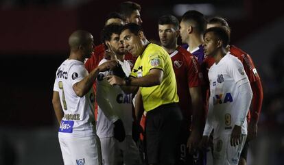 Los jugadores del Santos e Independiente protestan al árbitro.