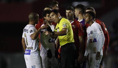 Los jugadores del Santos e Independiente protestan al árbitro.