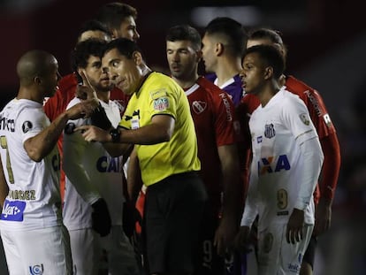 Los jugadores del Santos e Independiente protestan al árbitro.