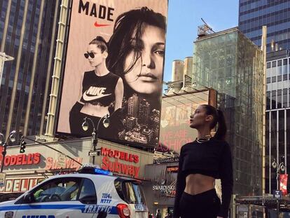 Bella Hadid junto a su anuncio de Nike.