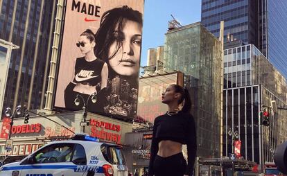 Bella Hadid junto a su anuncio de Nike.