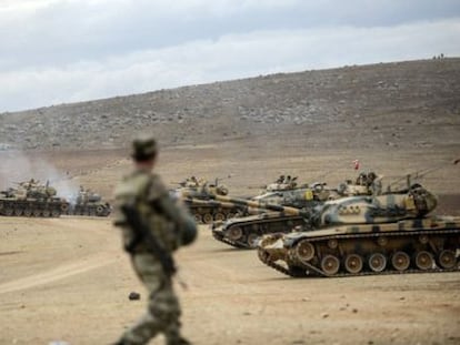 Tanques turcos desplegados cerca de la frontera con Siria en septiembre de 2014.