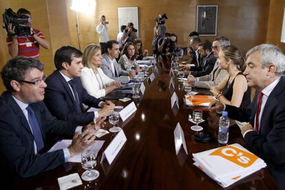 Los integrantes de los equipos negociadores del PP y de Ciudadanos, durante una de sus reuniones. 