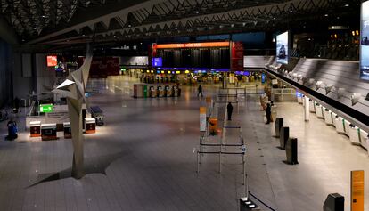 Vista de una terminal vacía del aeropuerto de Frankfurt durante la huelga del sector del transporte, convocada en Alemania, este lunes. 
